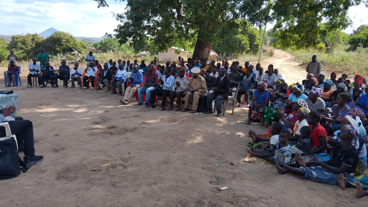 Consulta comunitaria na Localidade de Moneia. 
Nos povoados de Nabila, Mpariua e Costa Waua. Distrito de Gile do projecto DHMining Devolopment, Lda